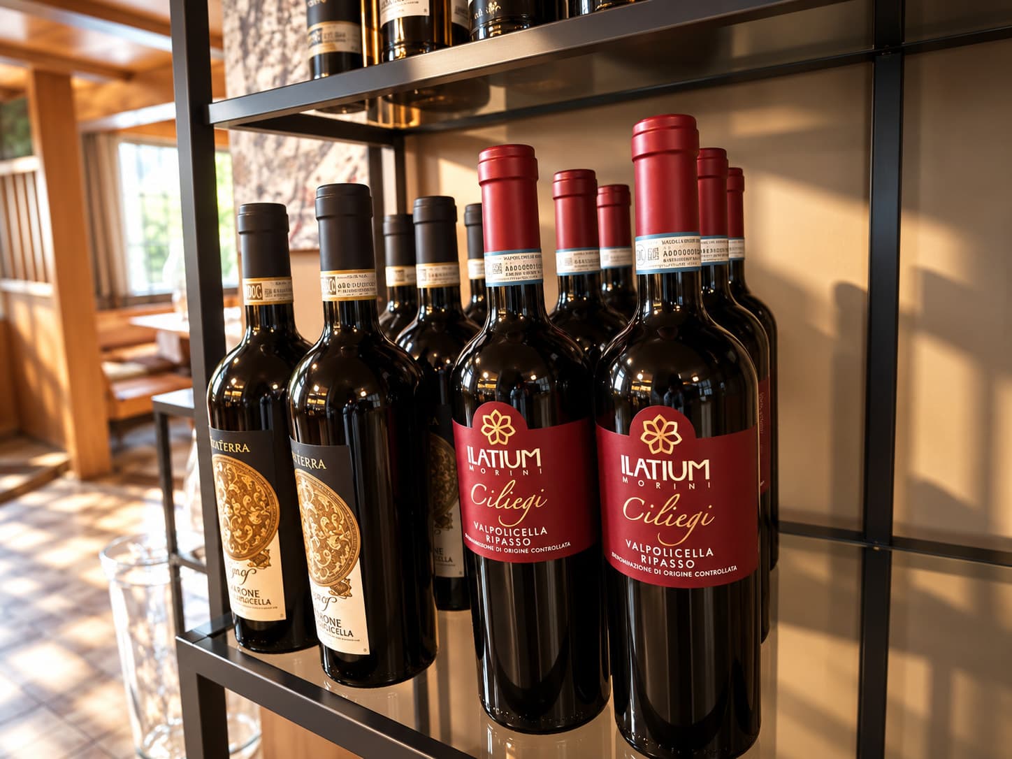 Flaschen Valpolicella Ripasso im Weinregal des Restaurants